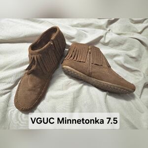 VGUC Minnetonka Fringe Suede Moccasin Booties